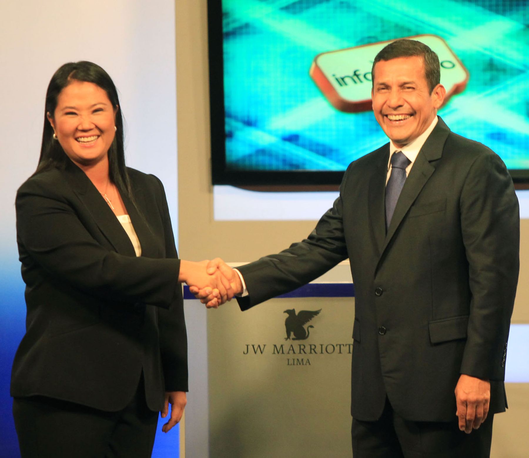 Los candidatos presidenciales Keiko Fujimori y Ollanta Humala se saludan al finalizar el debate de esta noche en el hotel Marriot.
Foto: ANDINA/Carlos Lezama