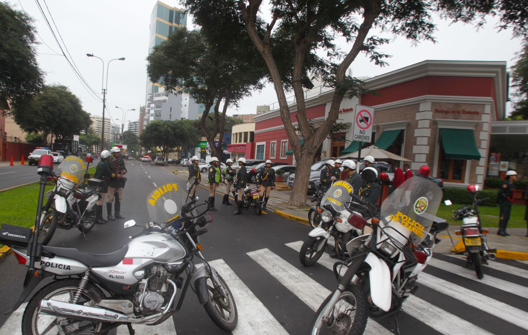 Medidas de seguridad en los exteriores del hotel Marriot en Miraflores, donde se desarrollará el debate presidencial entre los candidadtos Keiko Fujimori y Ollanta Humala. Foto: ANDINA/Vidal Tarqui