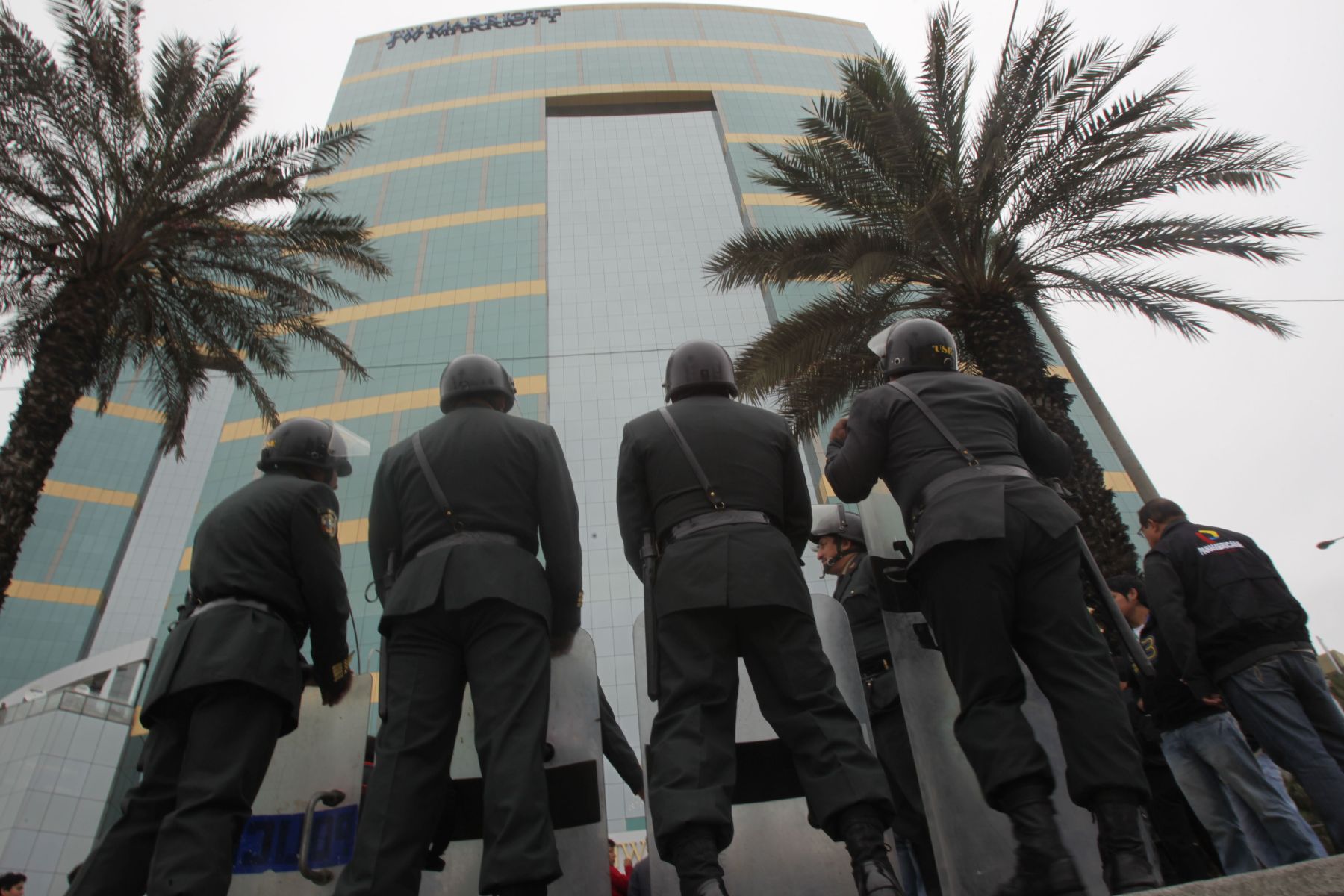 Medidas de seguridad en los exteriores del hotel Marriot en Miraflores, donde se desarrollará el debate presidencial entre los candidadtos Keiko Fujimori y Ollanta Humala. Foto: ANDINA/Vidal Tarqui