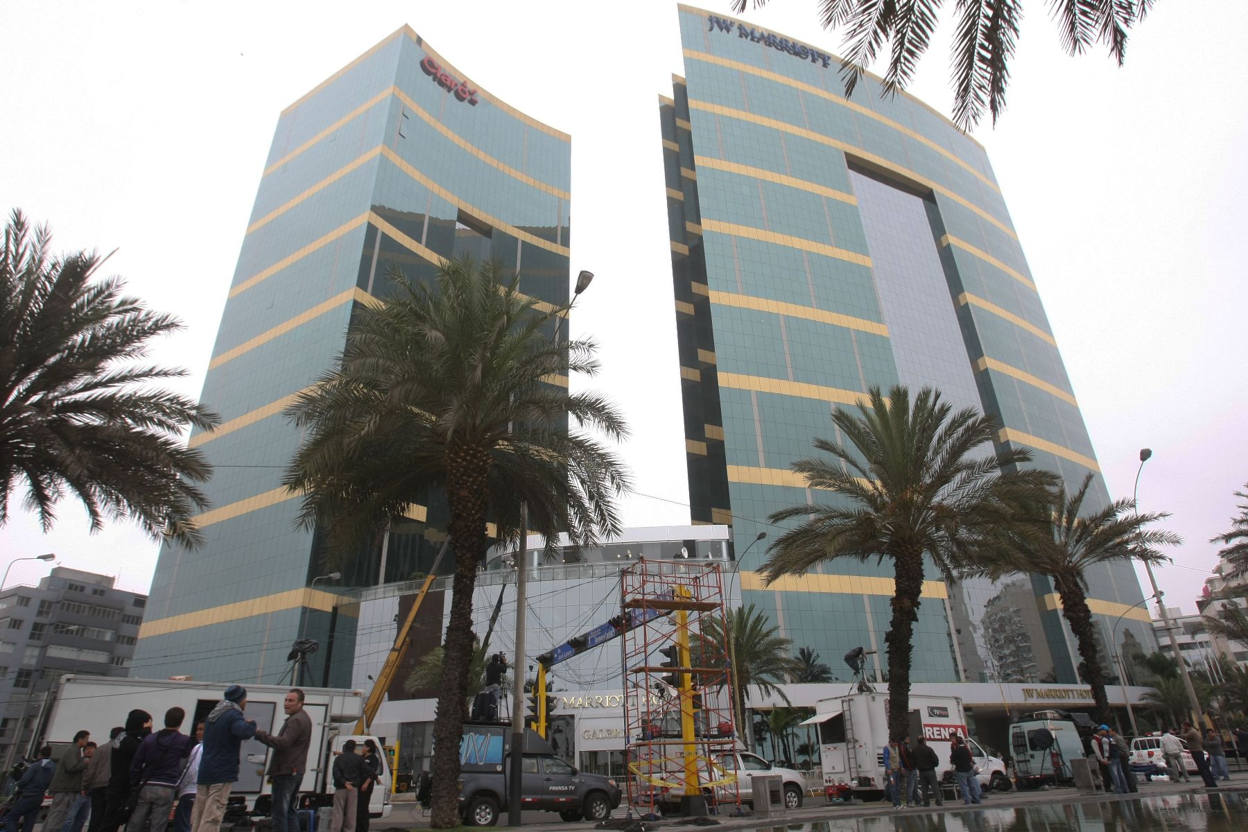Medidas de seguridad en los exteriores del hotel Marriot en Miraflores, donde se desarrollará el debate presidencial entre los candidadtos Keiko Fujimori y Ollanta Humala. Foto: ANDINA/Vidal Tarqui