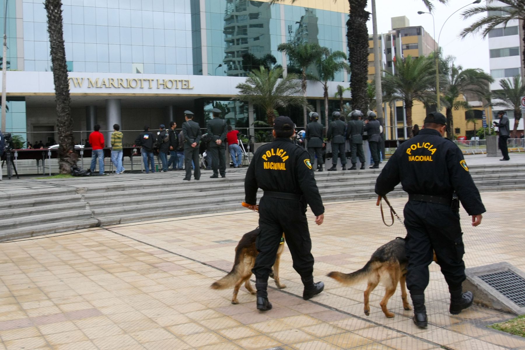 Medidas de seguridad en los exteriores del hotel Marriot en Miraflores, donde se desarrollará el debate presidencial entre los candidadtos Keiko Fujimori y Ollanta Humala. Foto: ANDINA/Vidal Tarqui