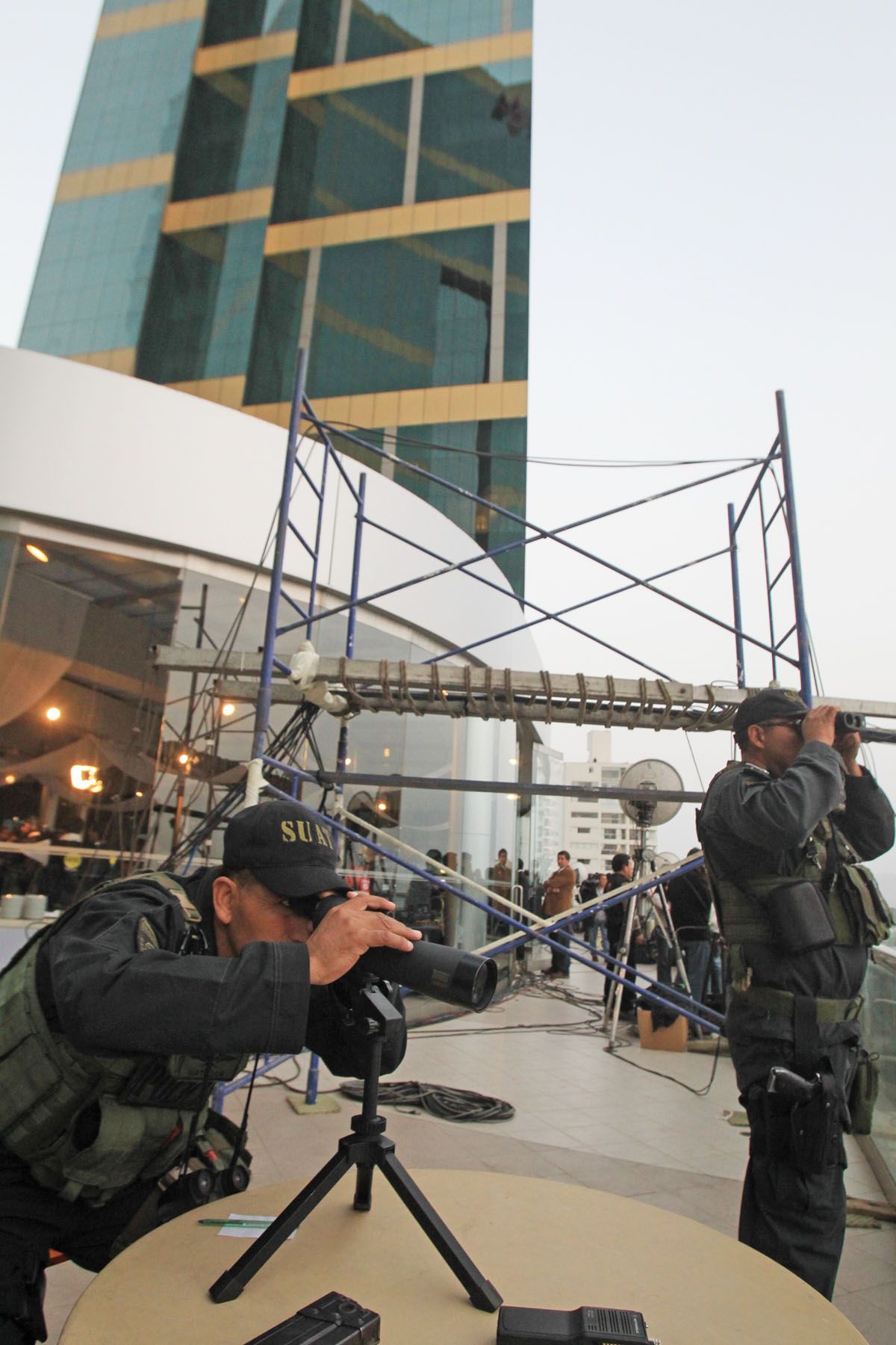 Medidas de seguridad en los exteriores del hotel Marriot en Miraflores, donde se desarrollará el debate presidencial entre los candidatos Keiko Fujimori y Ollanta Humala.Foto: ANDINA/Carlos Lezama