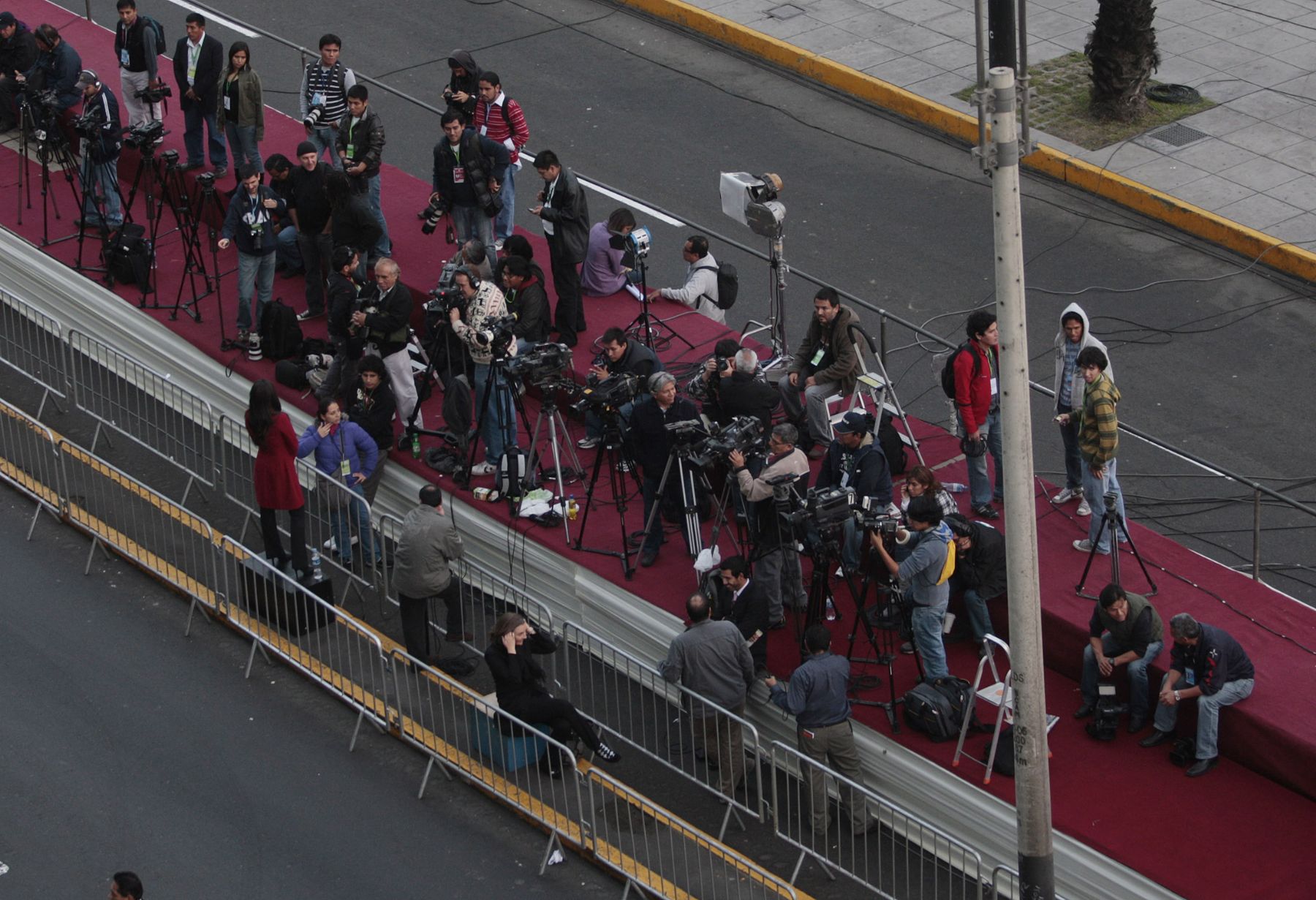 Periodistas apostados frente al Hotel Marriot en Miraflores, aguardan la llegada de los candidatos, Keiko Fujimori y Ollanta Humala, para el debate presidencial. Foto: ANDINA/Jack Ramón