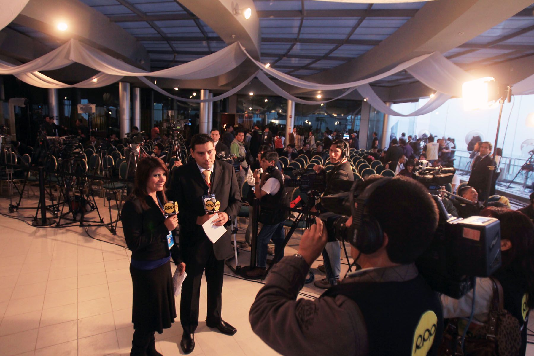 Sala de prensa instalada en el hotel Marriot de Miraflores, para seguir el debate presidencial entre los candidadtos Ollanta Humala y Keiko Fujimori.
Foto: ANDINA/ Carlos Lezama