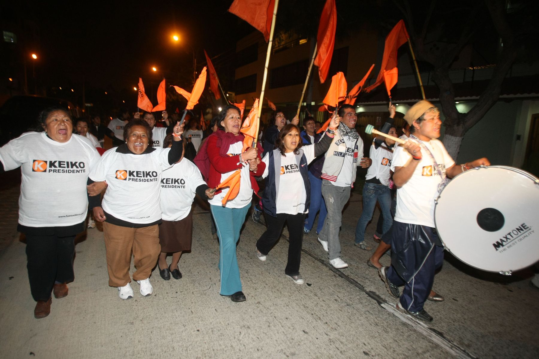 Simpatizantes de Fuerza 2011, en las inmediaciones del hotel Marriott en Miraflores, donde se desarrolla el debate presidencial en segunda vuelta. Foto: ANDINA/Vidal Tarqui