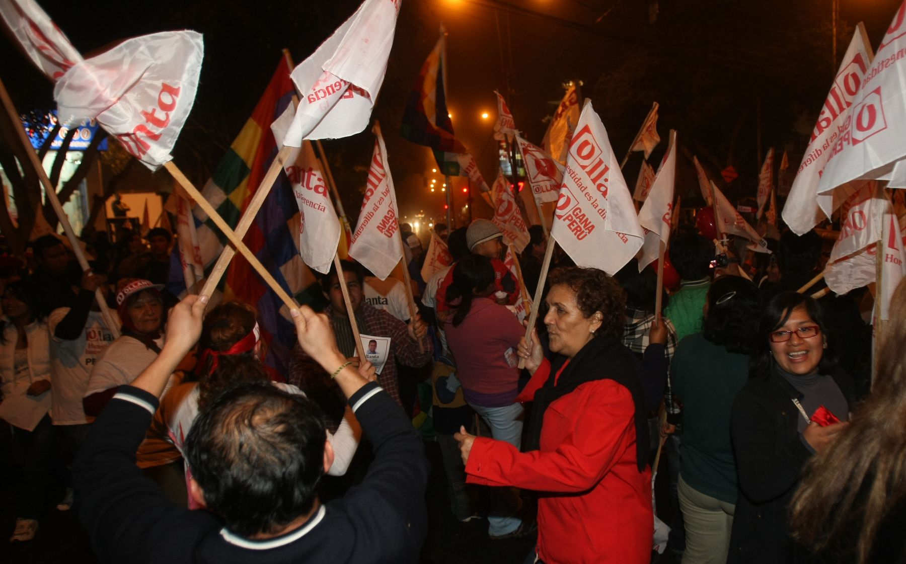 Simpatizantes de Gana Perú, en las inmediaciones del hotel Marriott en Miraflores, donde se desarrolla el debate presidencial en segunda vuelta. Foto: ANDINA/Vidal Tarqui