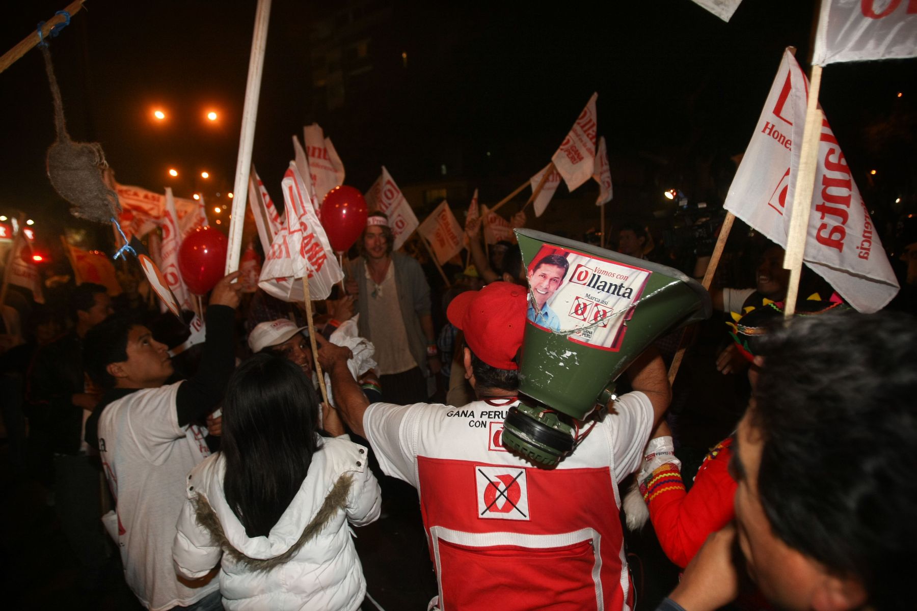 Simpatizantes de Gana Perú, en las inmediaciones del hotel Marriott en Miraflores, donde se desarrolla el debate presidencial en segunda vuelta. Foto: ANDINA/Vidal Tarqui
