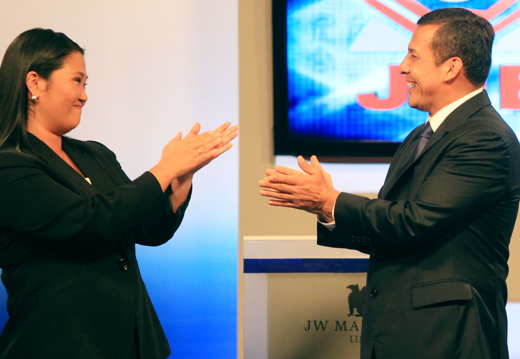 Los candidatos presidenciales Keiko Fujimori y Ollanta Humala al finalizar el debate  de esta noche en el hotel Marriot.
Foto: ANDINA/Carlos Lezama