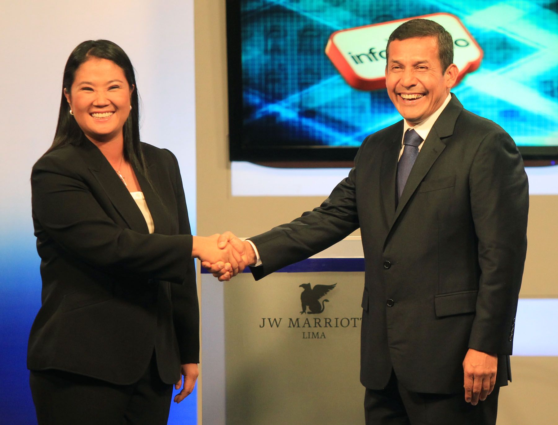 Candidatos presidenciales,  Keiko Fujimori y Ollanta Humala, luego de terminado el debate presidencial en el hotel Marriott.
Foto:ANDINA/Carlos Lezama