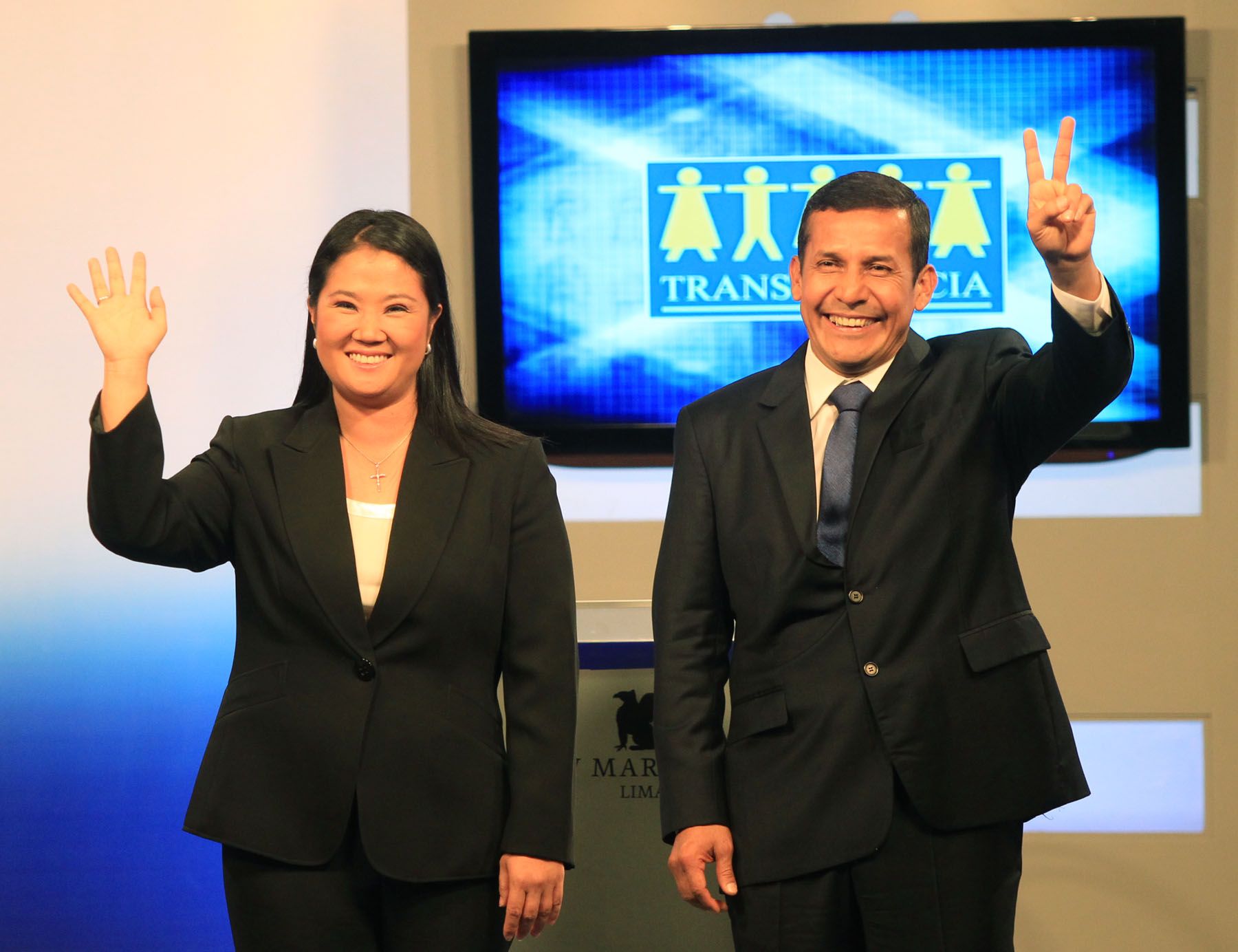 Los candidatos presidenciales Keiko Fujimori y Ollanta Humala  saludan al finalizar el debate de esta noche en el hotel Marriot.
Foto: ANDINA/Carlos Lezama
