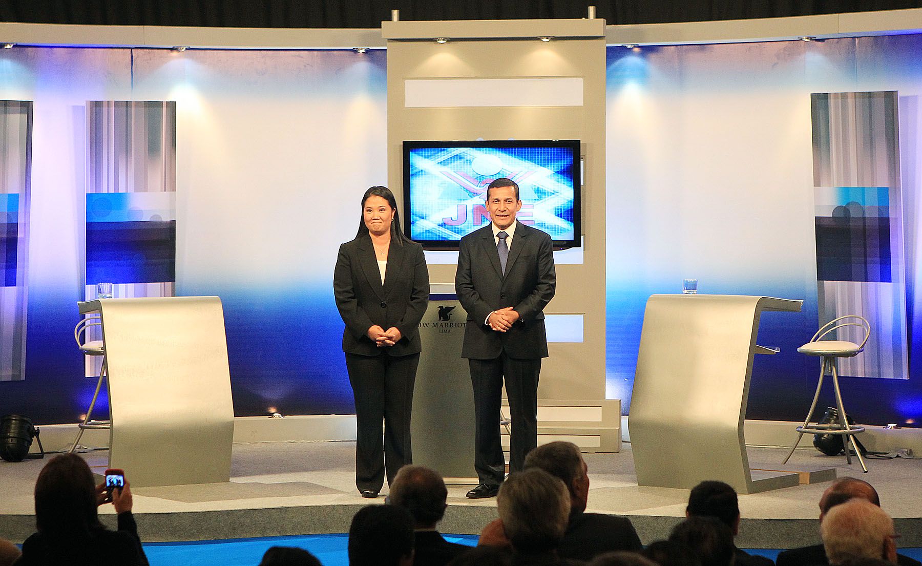 Candidatos presidenciales,  Keiko Fujimori y Ollanta Humala, posan para los fotógrafos luego de terminado el debate presidencial en el hotel Marriott.
Foto:ANDINA/Carlos Lezama