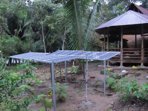 Instalan 16 paneles solares en la reserva nacional Río Abiseo, en San Martín, para transformar la energía solar directamente en energía eléctrica. Foto: Sernanp.