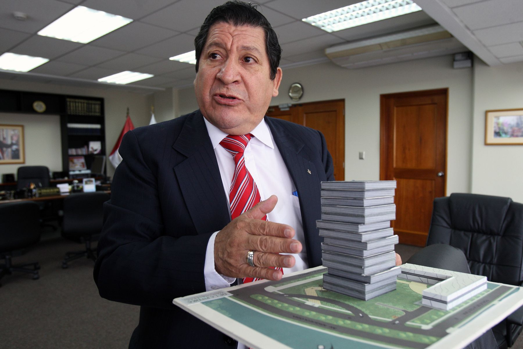 Ministro de Educación, Víctor Raúl Díaz Chávez, presenta la maqueta de la nueva sede del Minedu. Foto: ANDINA/Norman Córdova.