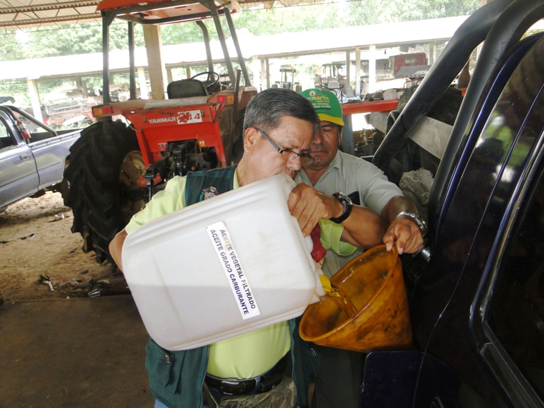 Vehículo usa como combustible para circular aceite de piñón planco. Foto: Proyecto Piñón.