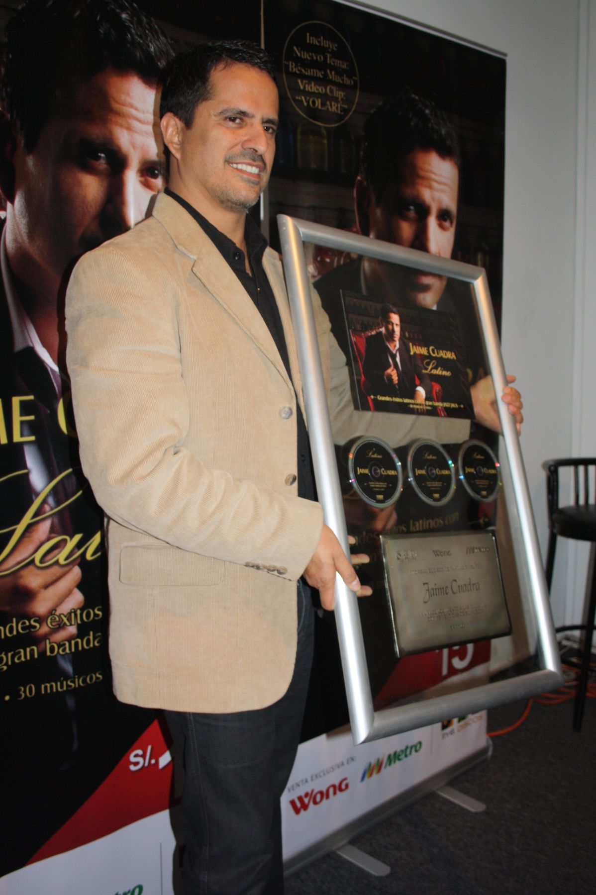 Jaime Cuadra obtuvo Disco de Platino por Latino.