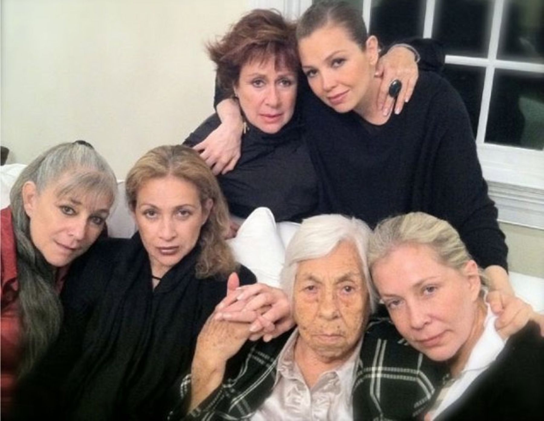 Thalía, sus hermanas y abuela se fotografiaron juntas después del funeral de su madre. (foto Twitter Thalía).