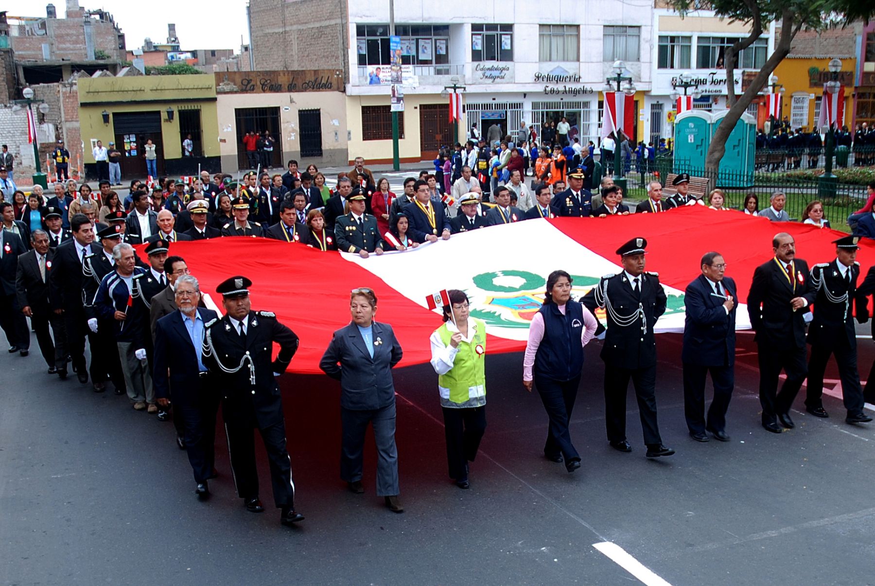 Con desfiles y emotivos discursos, distritos de Lima celebran Día de la ...
