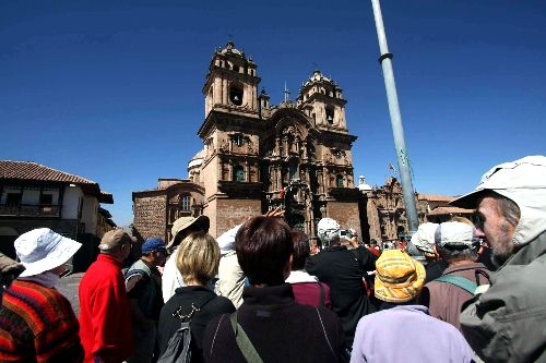 Jornada de limpieza emprendida por bomberos y espeleólogos de la fachada de la iglesia de la Compañía de Jesús de Cusco captó la atención de los pobladores y turistas. Foto: ANDINA / Percy Hurtado.