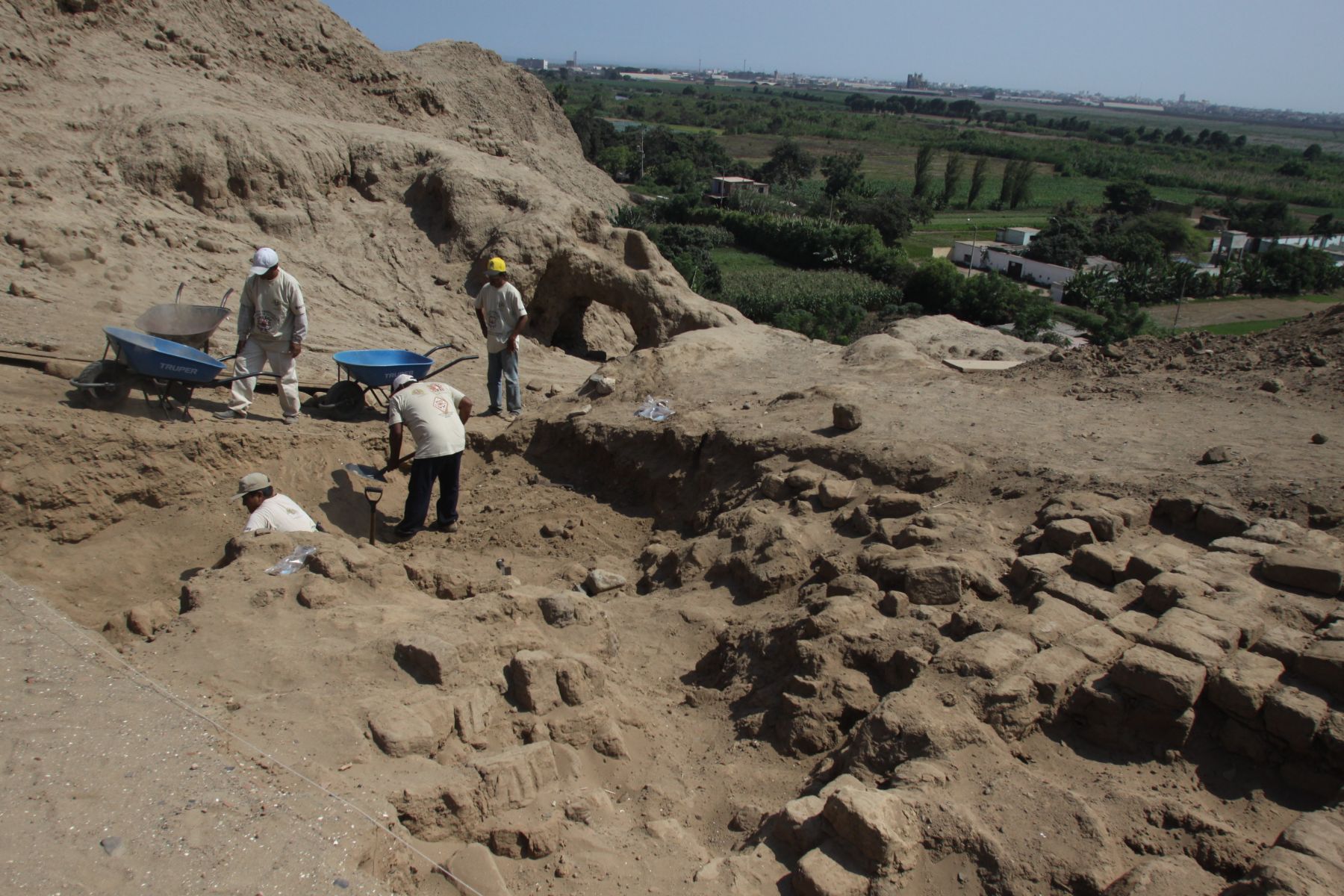 Arqueólogos peruanos iniciaron excavaciones en huaca del Sol, en La Libertad. Foto: ANDINA / Oscar Paz.