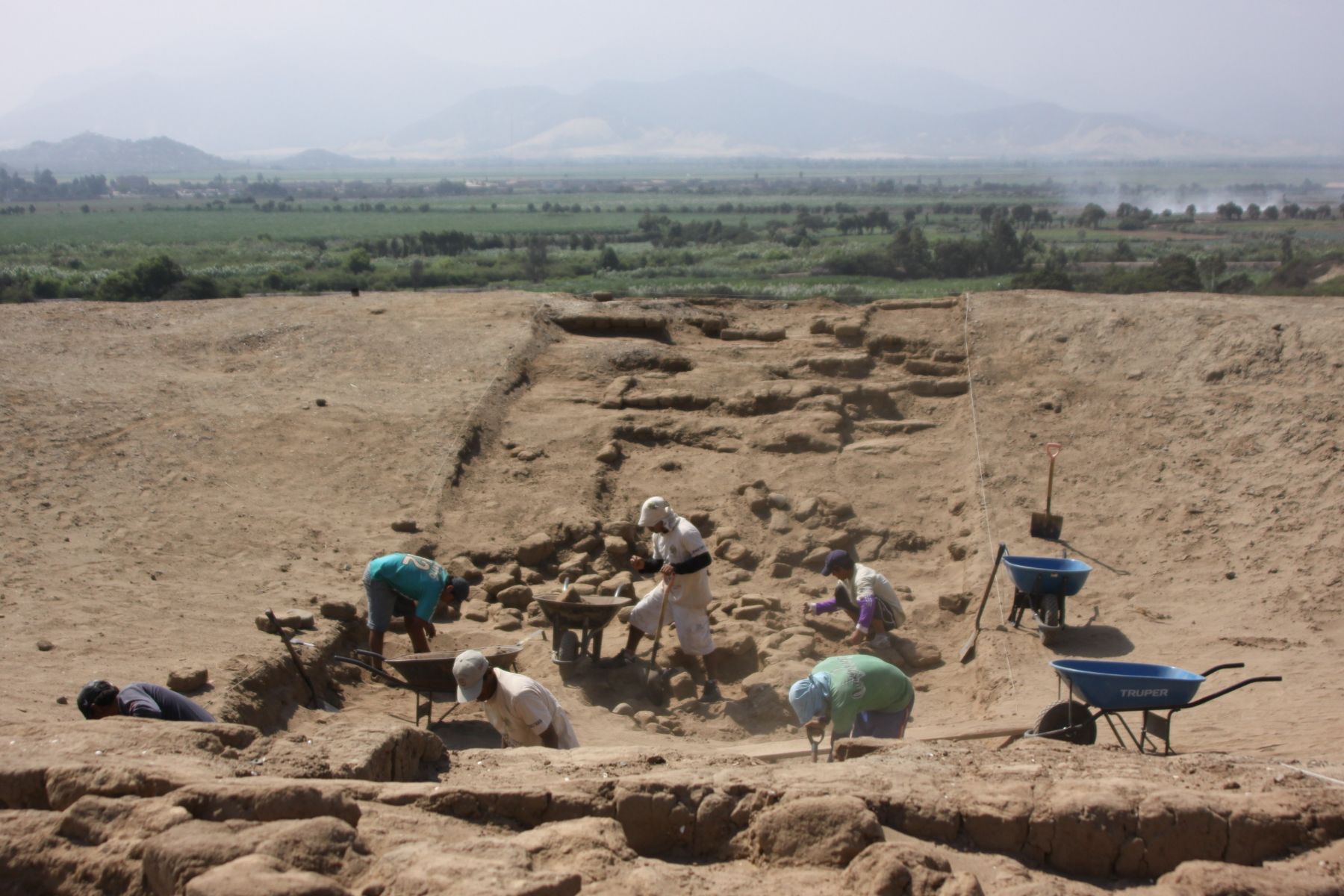 Arqueólogos peruanos iniciaron excavaciones en huaca del Sol, en La Libertad. Foto: ANDINA / Oscar Paz.