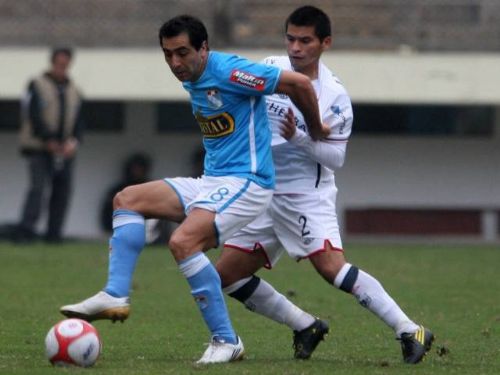 El uruguayo Miguel Ximénez resiste la marca de Jorge Huamán.