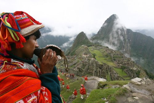 Cusqueño hace sonar el pututu desde las alturas de la ciudadela incaica de Machu Picchu. Foto: ANDINA/Archivo/Piero Vargas.