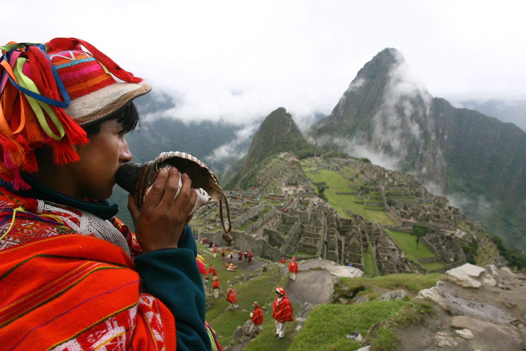 Cusqueño con pututo desde las alturas de la ciudadela incaica de Machu Picchu.  Foto: ANDINA/Archivo/Piero Vargas.