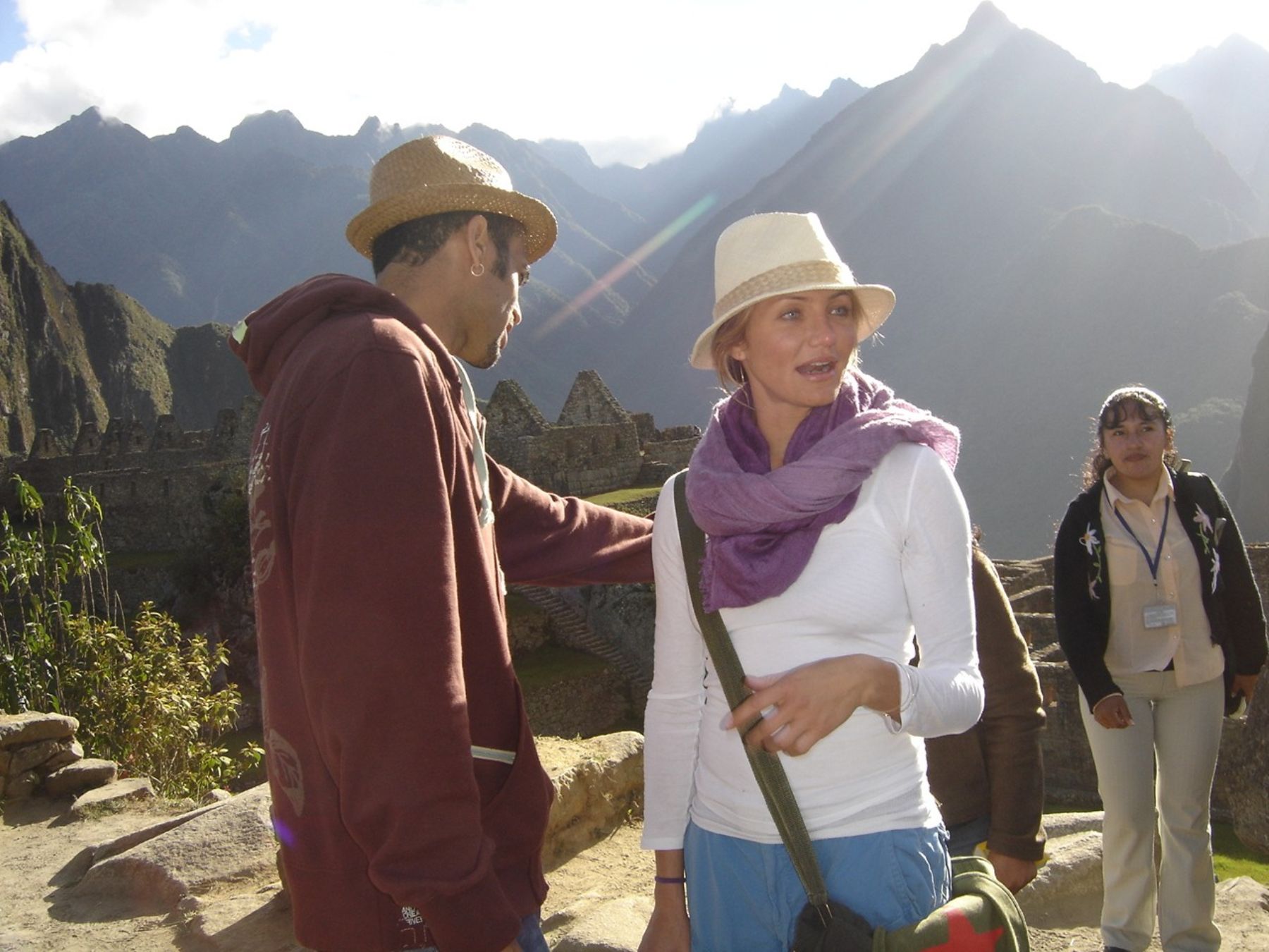 (22-06-2007) La actriz Cameron Díaz visita Machu Picchu desde la salida del sol. 
Foto: ANDINA/ archivo