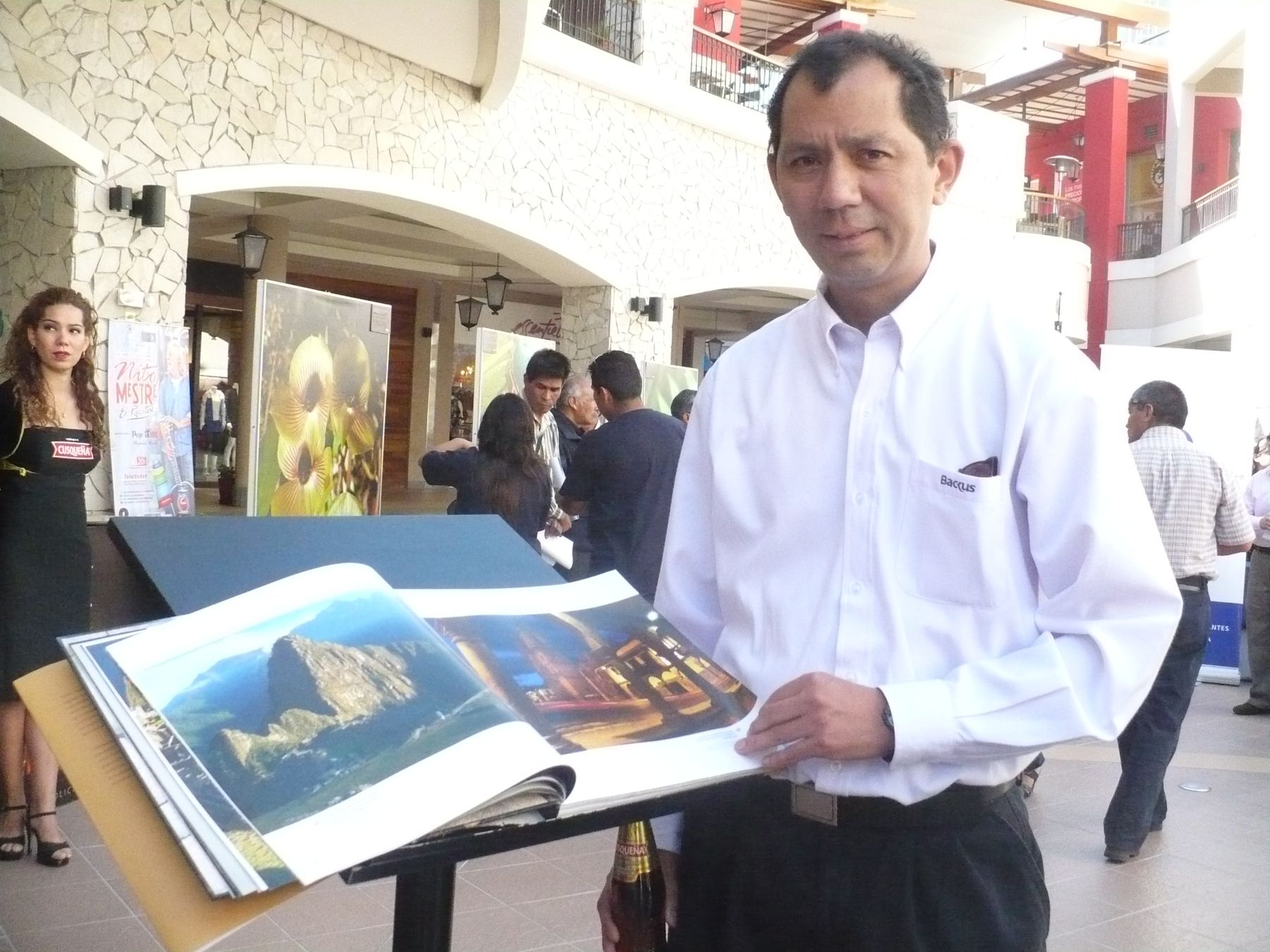 Libro Machu Picchu canto de piedra, el cual contiene más de 200 fotografías de la ciudadela incaica, fue presentado en Arequipa. Foto: ANDINA / Rocío Méndez.