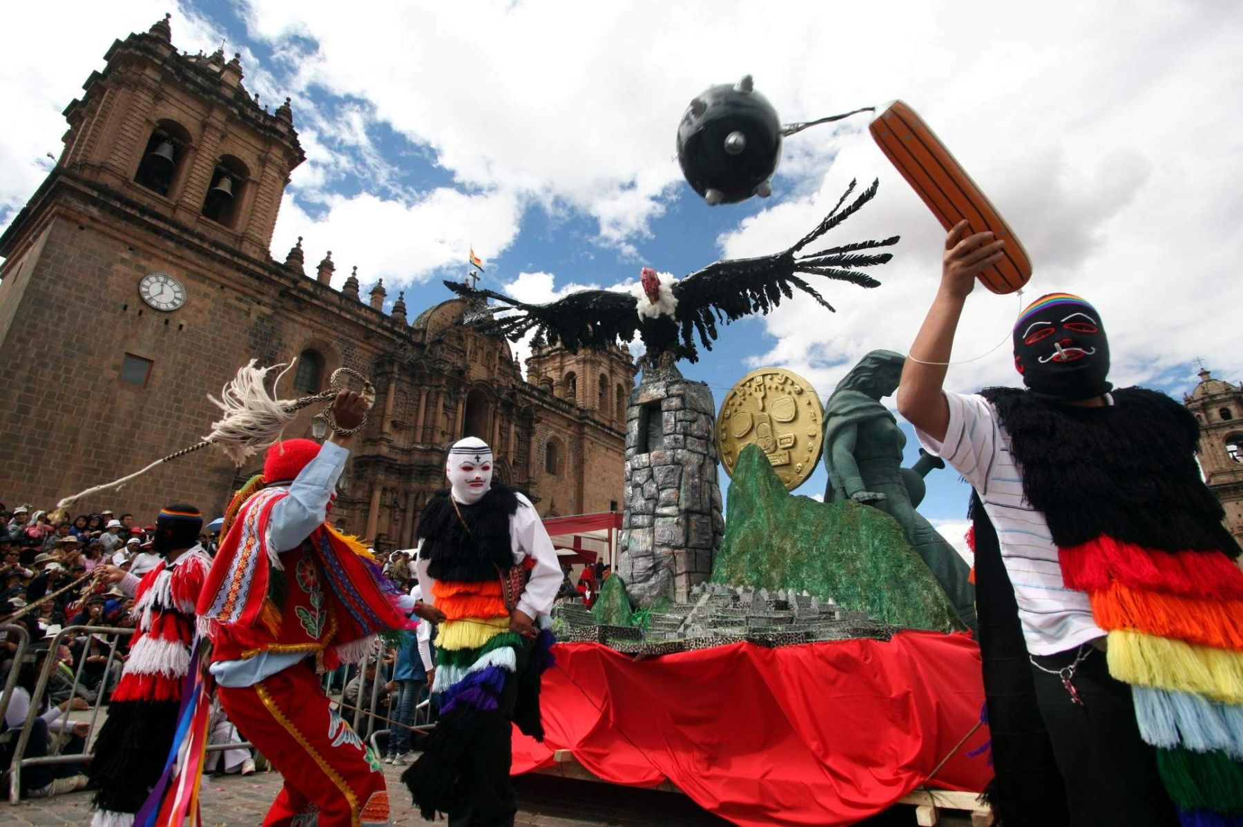 La ciudad del Cusco vivió hoy con gran algarabía el pasacalle de gigantescas alegorías. Foto:ANDINA/Percy Hurtado.