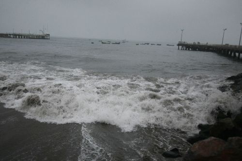 Actualmente el estado del mar en todo el litoral presenta condiciones normales; sin embargo, debido a la variabilidad del oleaje en el océano Pacifico Norte, se espera la ocurrencia de oleaje ligero proveniente del noroeste desde esta noche en el litoral norte.ANDINA/Vidal Tarqui