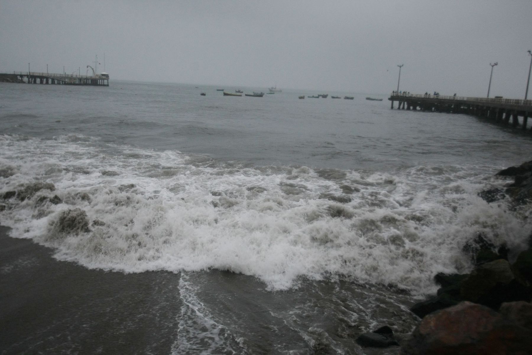 Actualmente el estado del mar en todo el litoral presenta condiciones normales; sin embargo, debido a la variabilidad del oleaje en el océano Pacifico Norte, se espera la ocurrencia de oleaje ligero proveniente del noroeste desde esta noche en el litoral norte.ANDINA/Vidal Tarqui