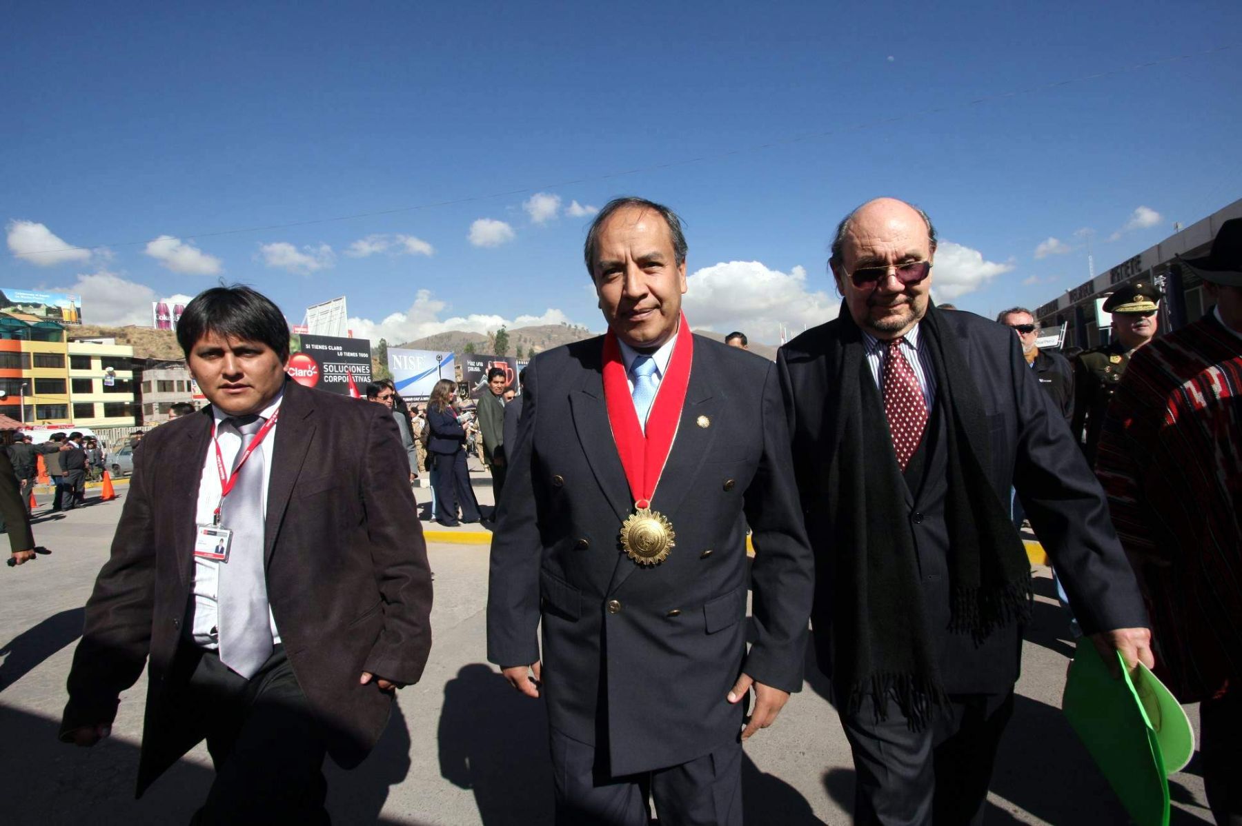 El presidente regional de Cusco, Jorge Acurio, y el ministro de Cultura, Juan Ossio, en aeropuerto cusqueño durante recepción de piezas de Machu Picchu. Foto: ANDINA / Percy Hurtado.