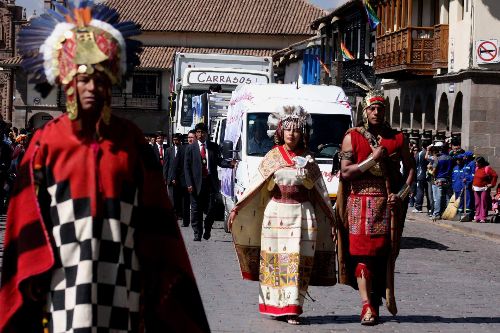 El inca y la colla acompañan traslado de piezas de Machu Picchu devueltas por la Universidad de Yale. Foto: ANDINA / Percy Hurtado.