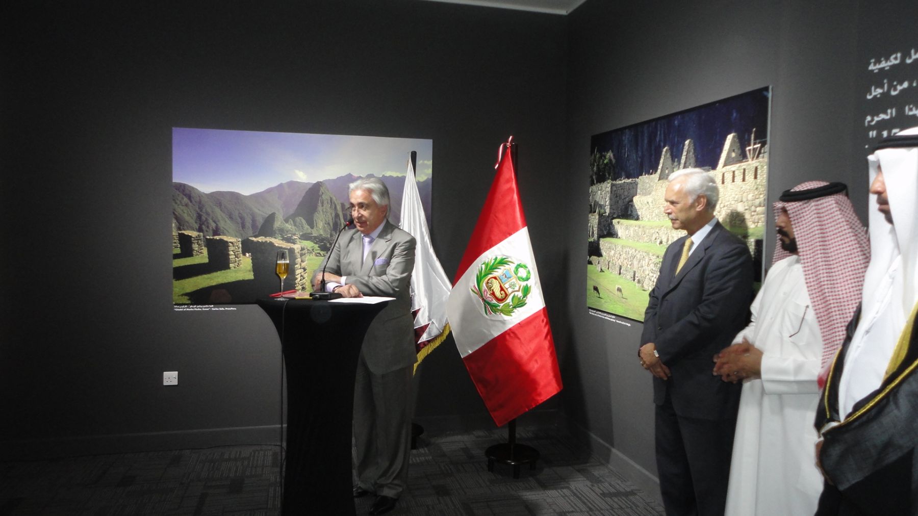 Embajador del Perú en Qatar, Julio Florián, en inauguración de muestra fotográfica en homenaje al Centenario del descubrimiento de Machu Picchu para el Mundo. Foto. ANDINA/ Embajada peruana en Qatar