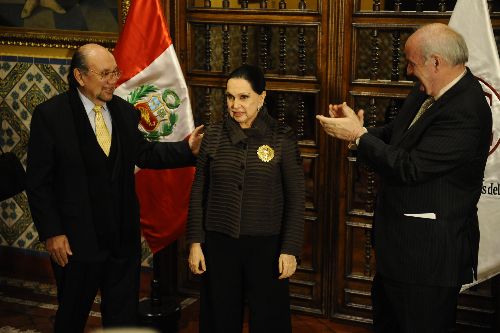 El Canciller José Antonio García Belaunde, condecoró con la "Orden del Sol del Peru" en el grado de Gran Oficial a la compositora e intérprete Alicia Maguiña. 
Foto: ANDINA/Oscar Durand