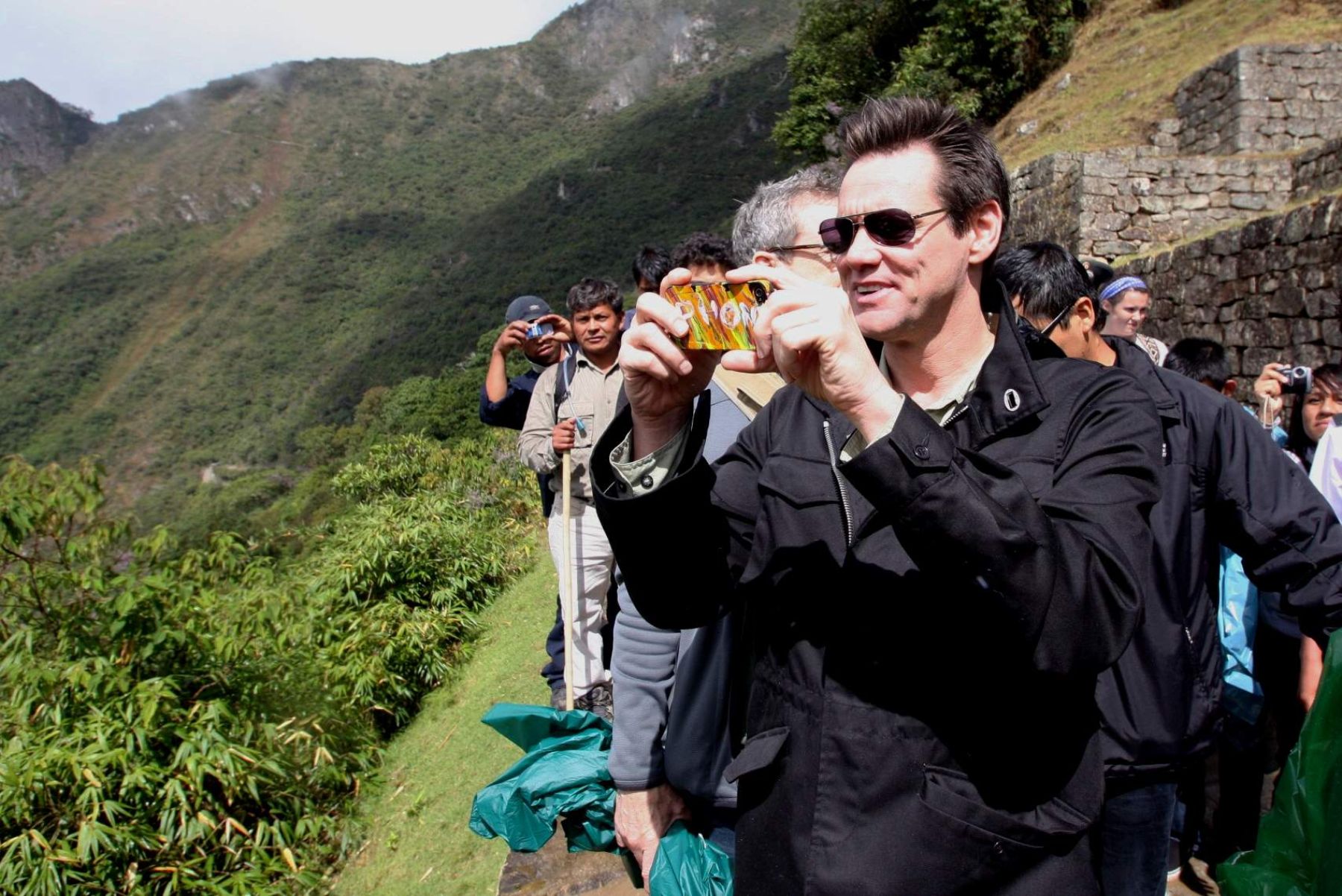 Canadian actor Jim Carrey taking pictures at Machu Picchu, in Cusco. Photo: ANDINA / Percy Hurtado.