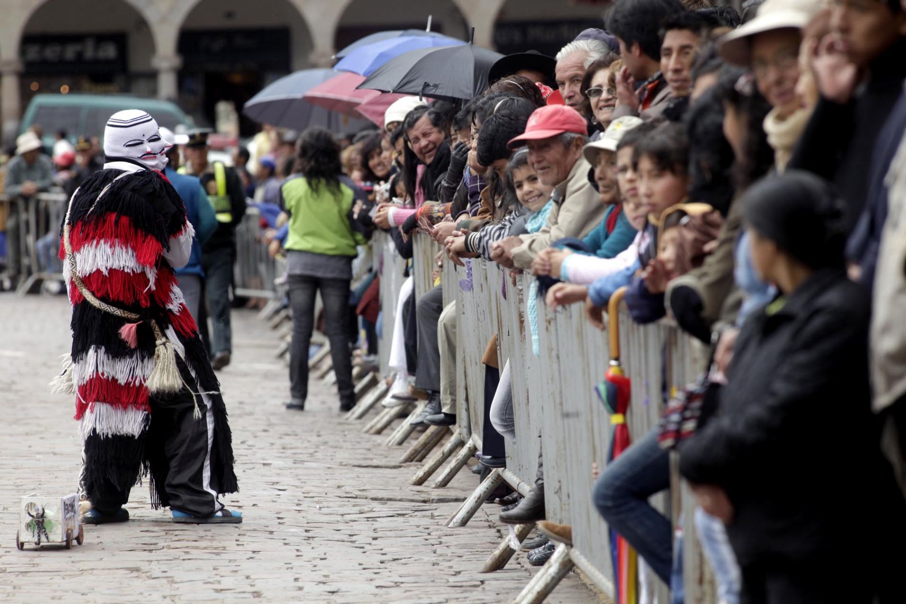 Pasacalle por la conmemoración del centenario del descubrimiento científico de Machu Picchu, en la Plaza de Armas de Cusco.
Foto: ANDINA/Alberto Orbegoso