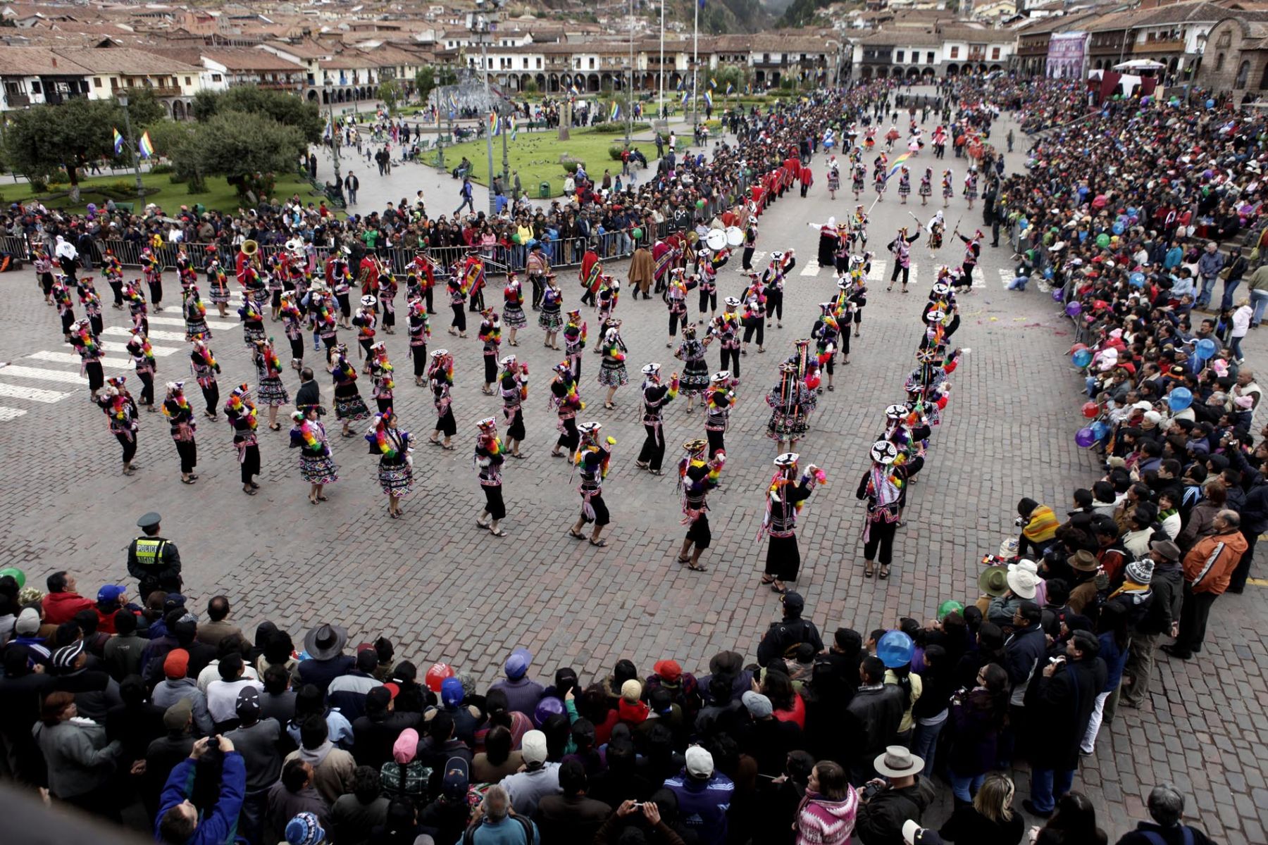 Pasacalle por la conmemoración del centenario del descubrimiento científico de Machu Picchu, en la Plaza de Armas de Cusco.
Foto: ANDINA/Alberto Orbegoso
