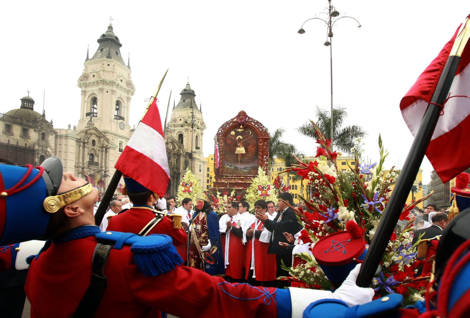 Mandatario condecoró con Orden “El Sol del Perú” a imagen del Señor de Qoylloriti. Foto: Sepres