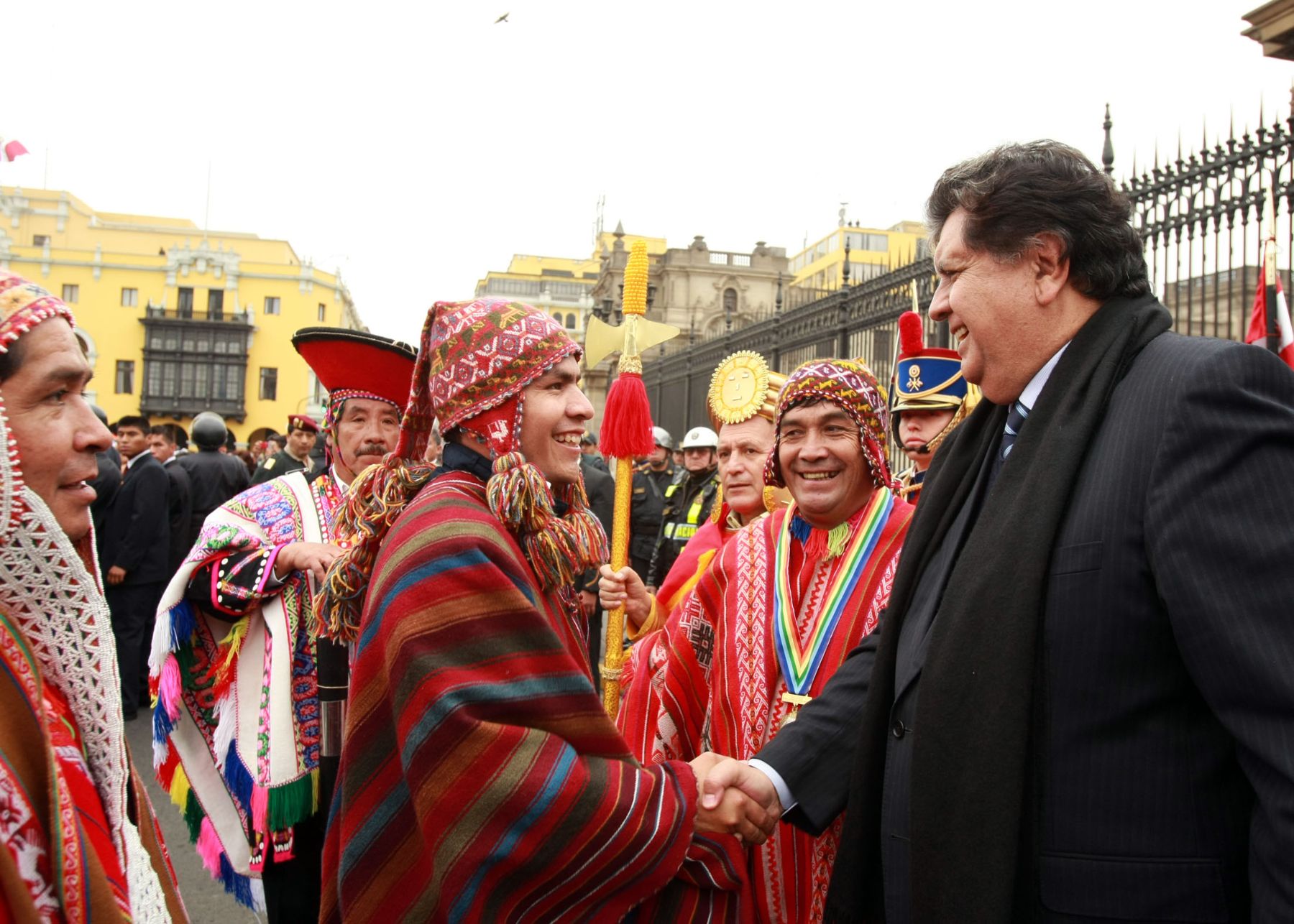 Mandatario condecoró con Orden “El Sol del Perú” a imagen del Señor de Qoylloriti. Foto: Sepres