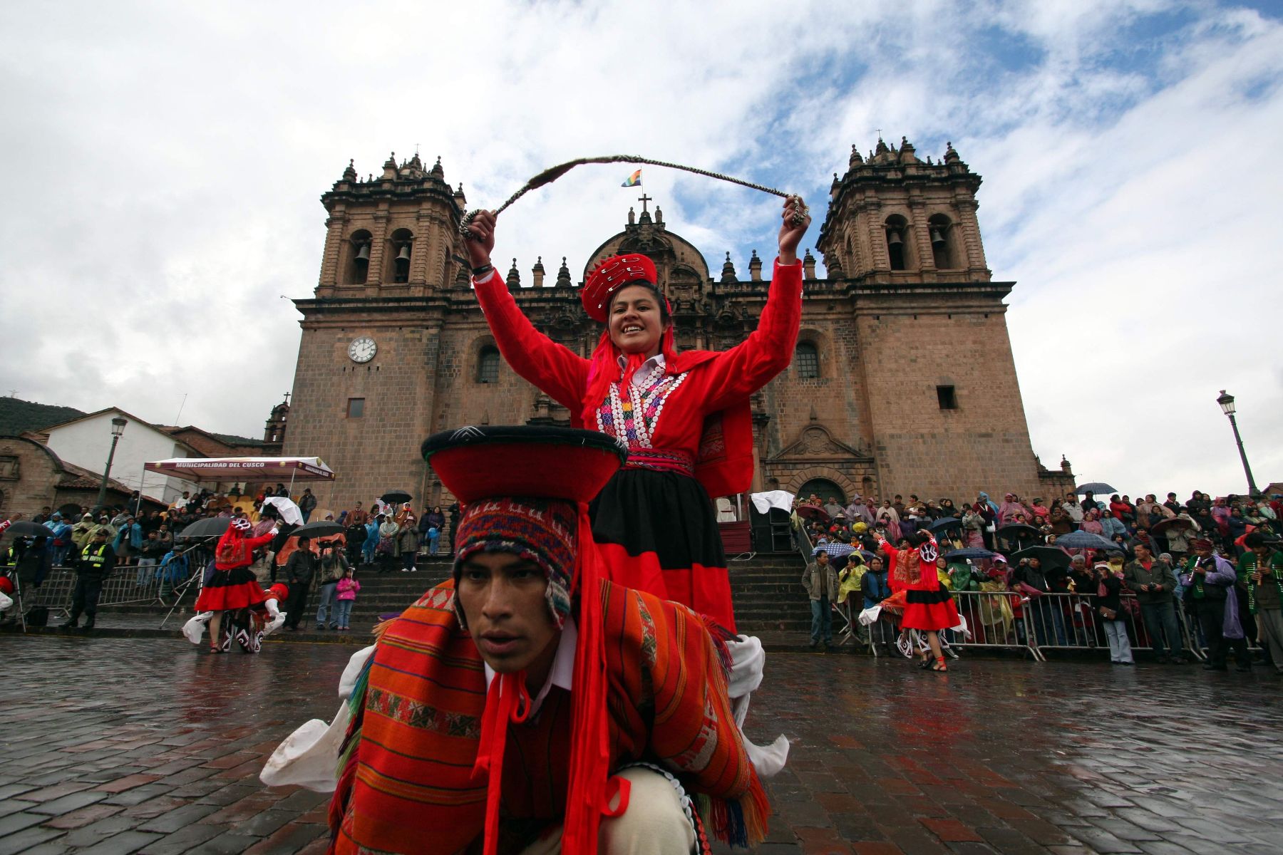 Pese a persistente lluvia, Cusco disfrutó multicolor pasacalle centenario del descubrimiento científico de Machu Picchu. Foto: ANDINA / Percy Hurtado.