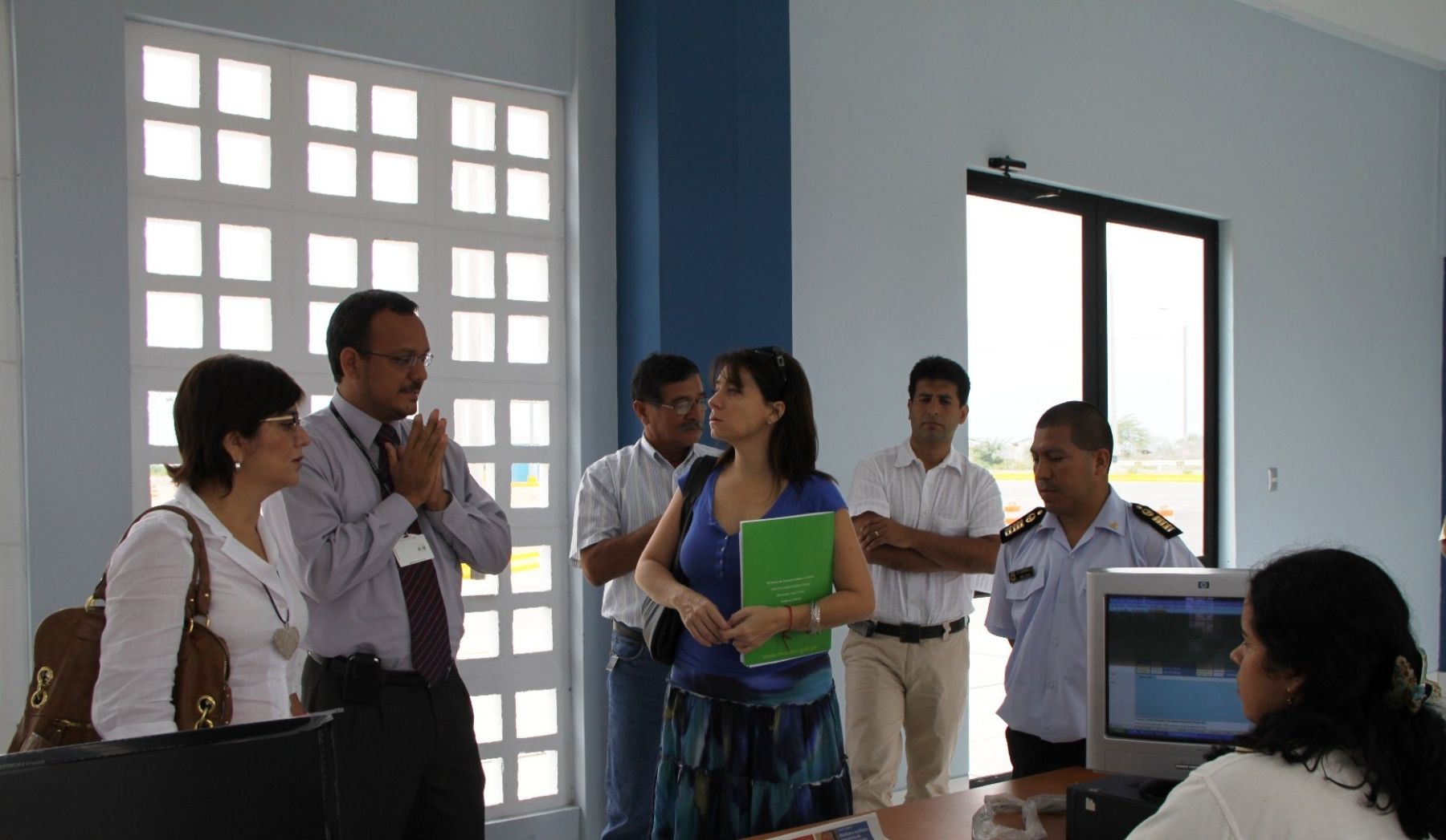 Viceministra de Turismo, Mara Seminario, en el control fronterizo de Aguas Calientes en Tumbes.