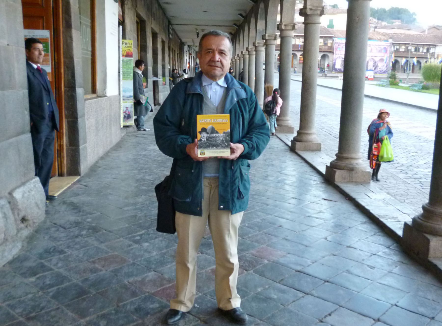 Escritor Américo Rivas Tapia muestra libro titulado Agustín Lizárraga. El gran descubridor de Machu Picchu. Foto: ANDINA/José Vadillo.