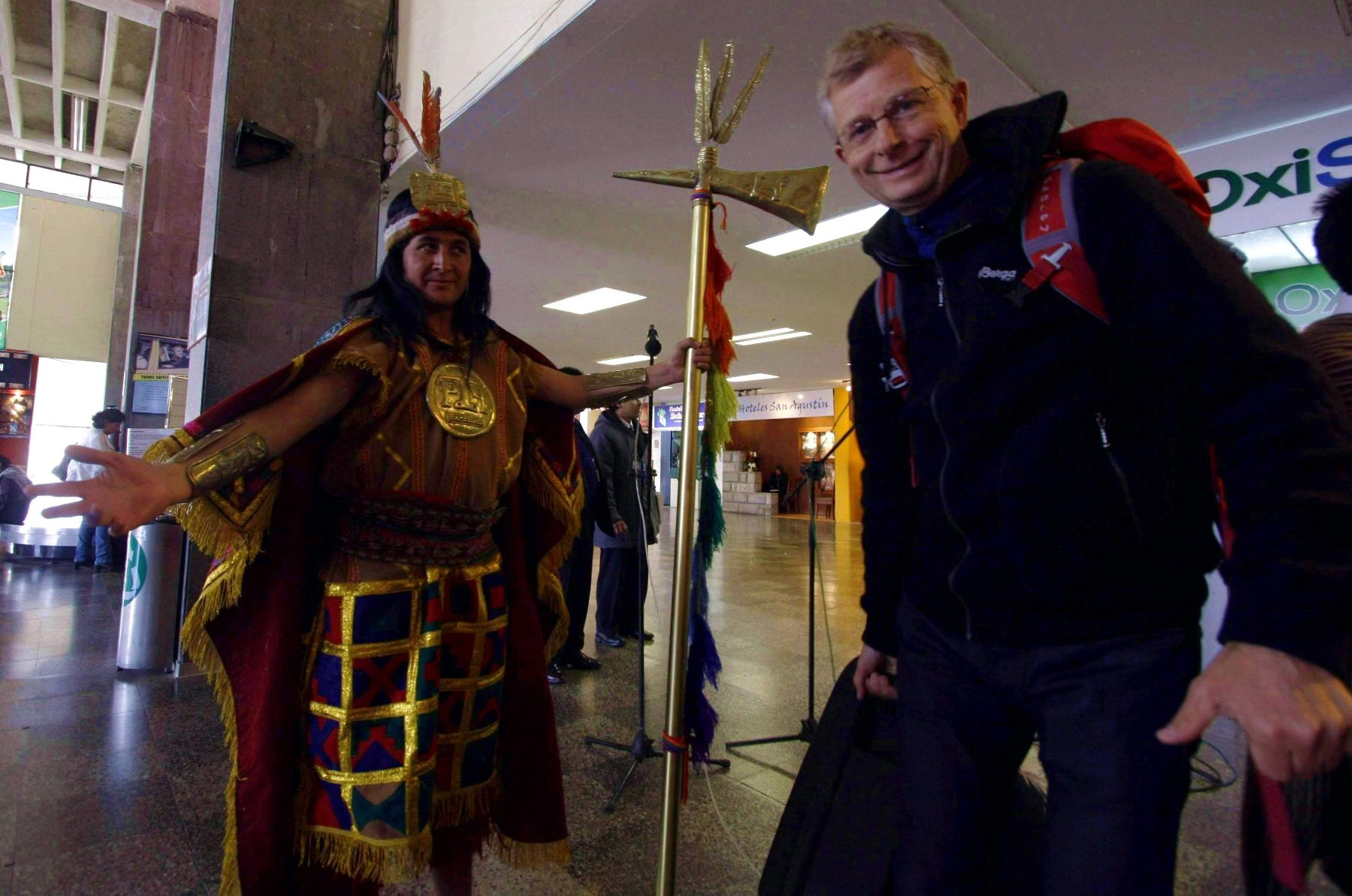 El "inca" recibe a turistas que arriban al aeropuerto de Cusco. Foto: ANDINA / Percy Hurtado.