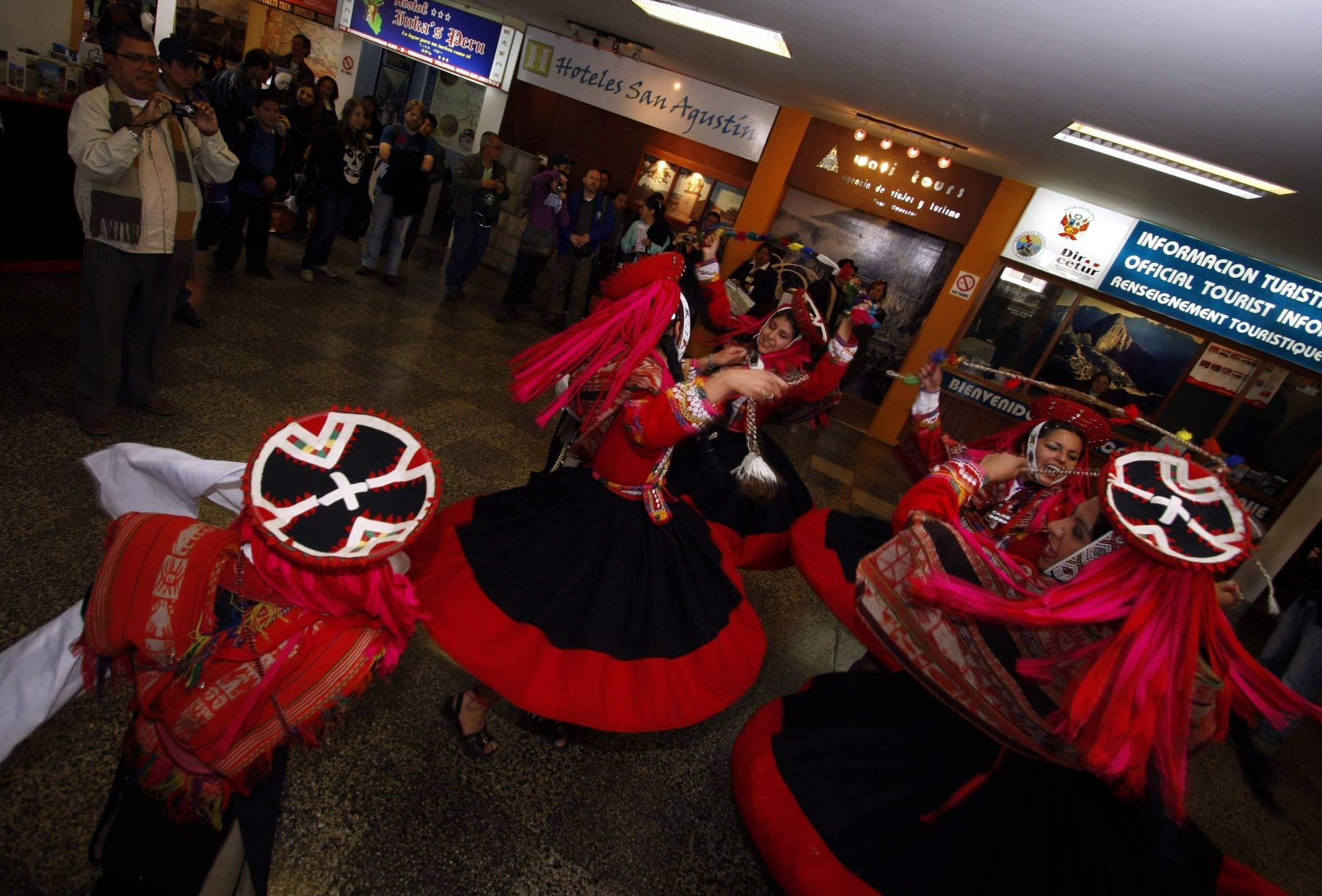 Con danzas típicas son recibidos los turistas que arriban, vía aérea, a la ciudad de Cusco. Foto: ANDINA / Percy Hurtado.