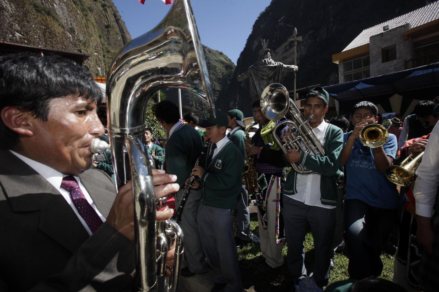 En víspera de la conmemoración del centenario, un desfile cívico, escolar e institucional recorre la plaza Manco Capac en el distrito de Machu Picchu. 
Foto: ANDINA/Alberto Orbegoso