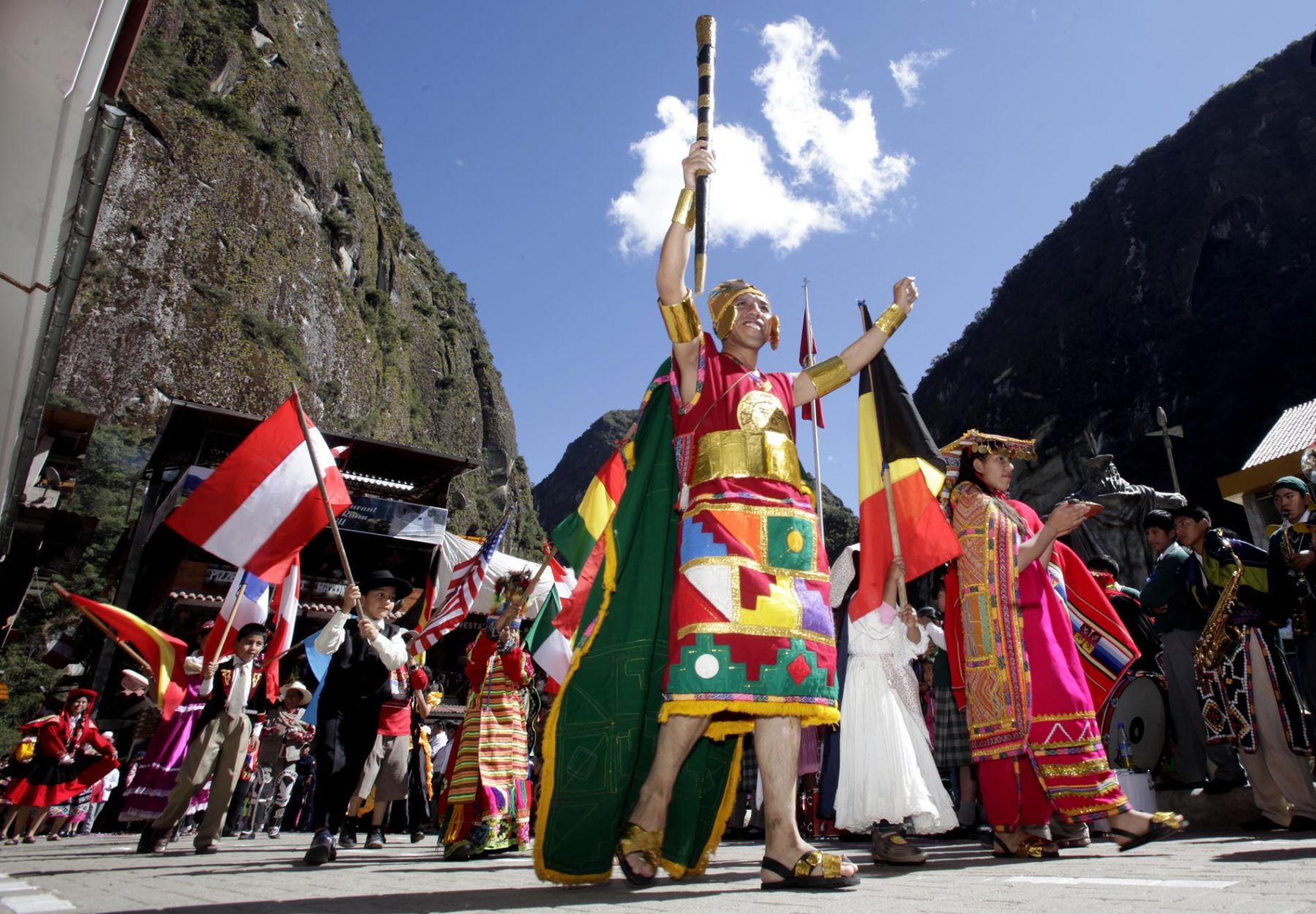 En víspera de la conmemoración del centenario, un desfile cívico, escolar e institucional recorre la plaza Manco Capac en el distrito de Machu Picchu. 
Foto: ANDINA/Alberto Orbegoso