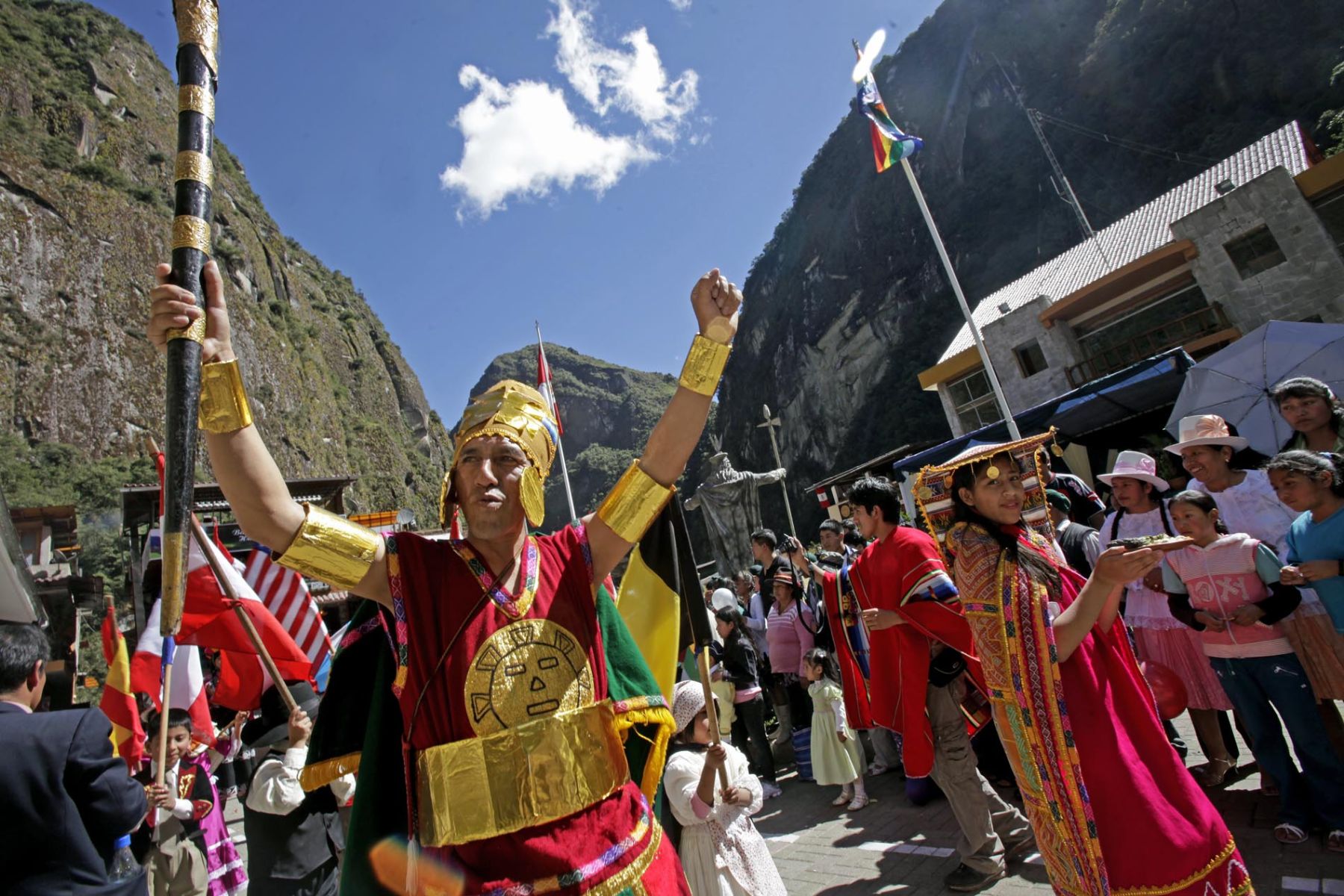 En víspera de la conmemoración del centenario, un desfile cívico, escolar e institucional recorre la plaza Manco Capac en el distrito de Machu Picchu. 
Foto: ANDINA/Alberto Orbegoso