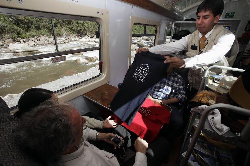Tren panorámico que traslada pasajeros hacia la ciudadela inca de Machu Picchu. ANDINA/archivo